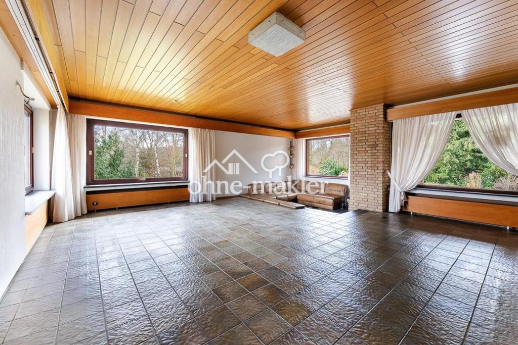 helles geräumiges Wohnzimmer 