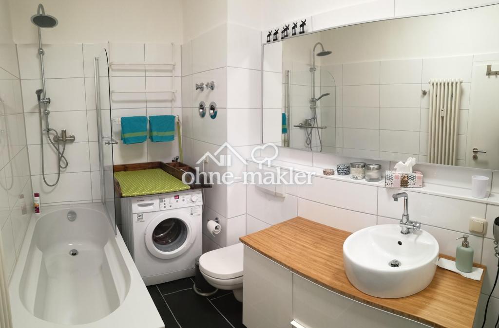 Bad mit Wanne und Dusche
