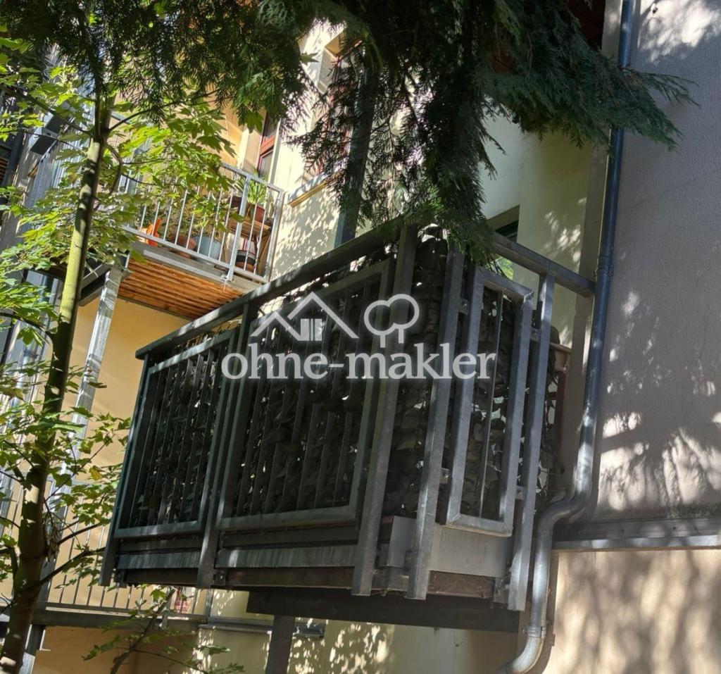 Balkon in Innenhof mit Bäumen