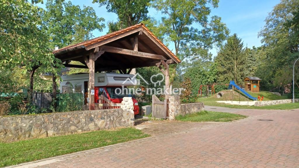 Carport, Spielplatz nebenan