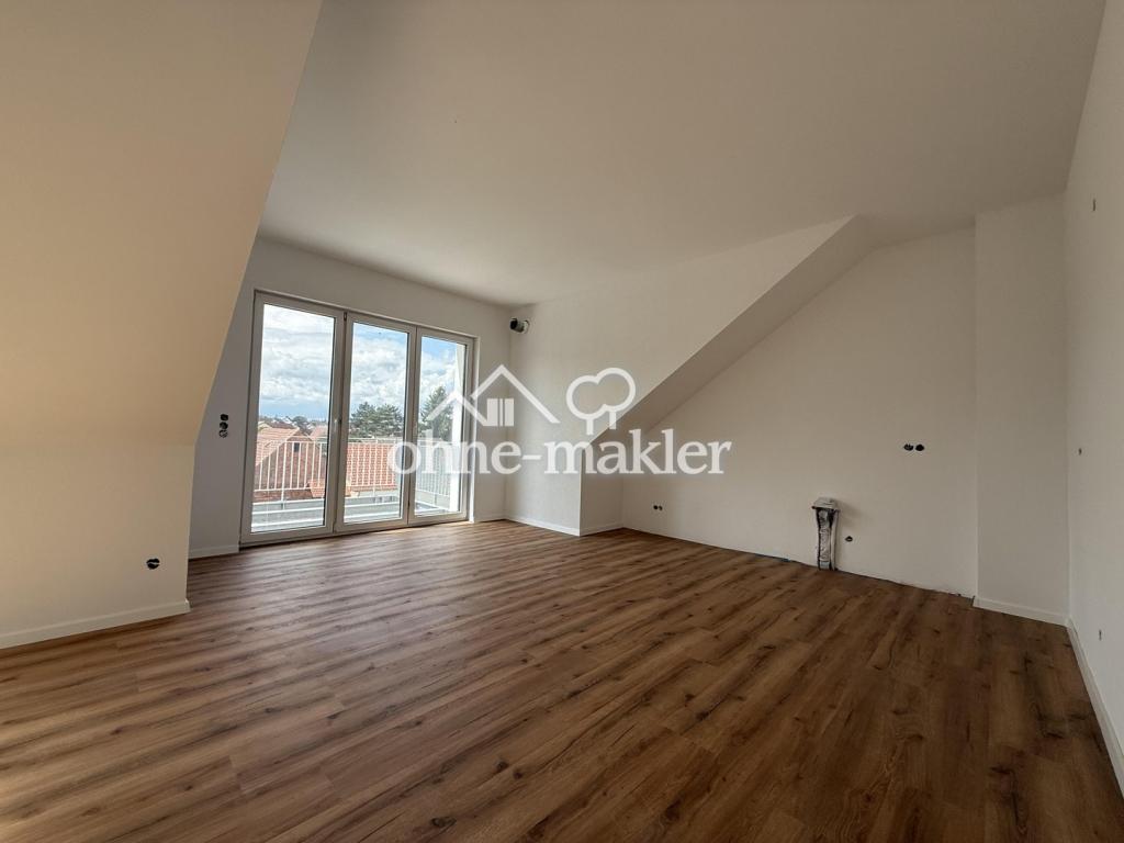 Wohnzimmer & Blick auf Balkon