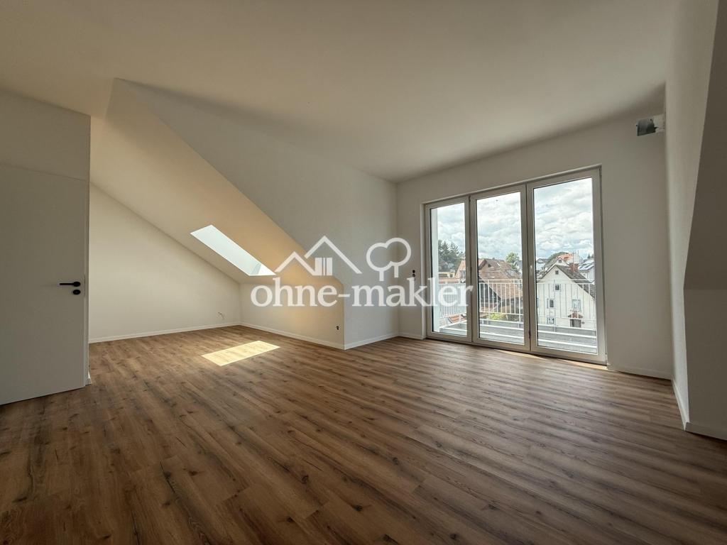 Wohnzimmer & Blick auf Balkon