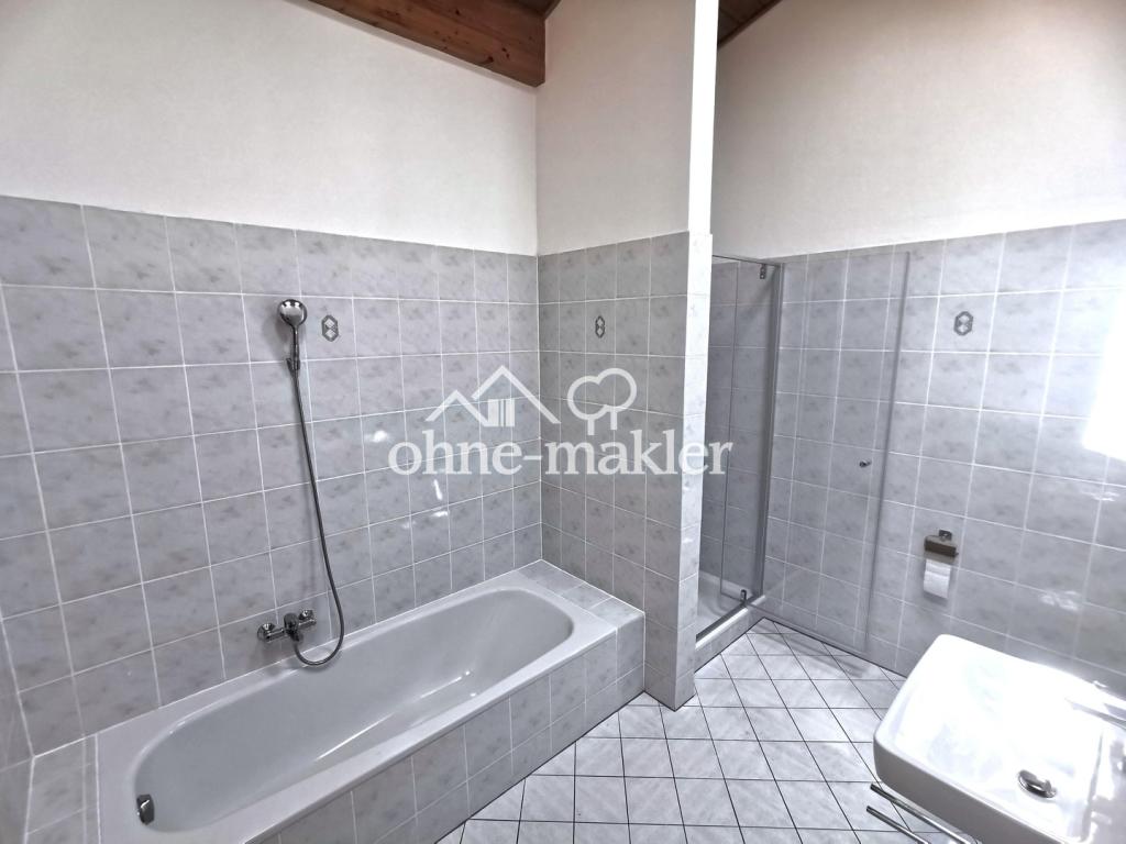 Bad mit Wanne und Dusche