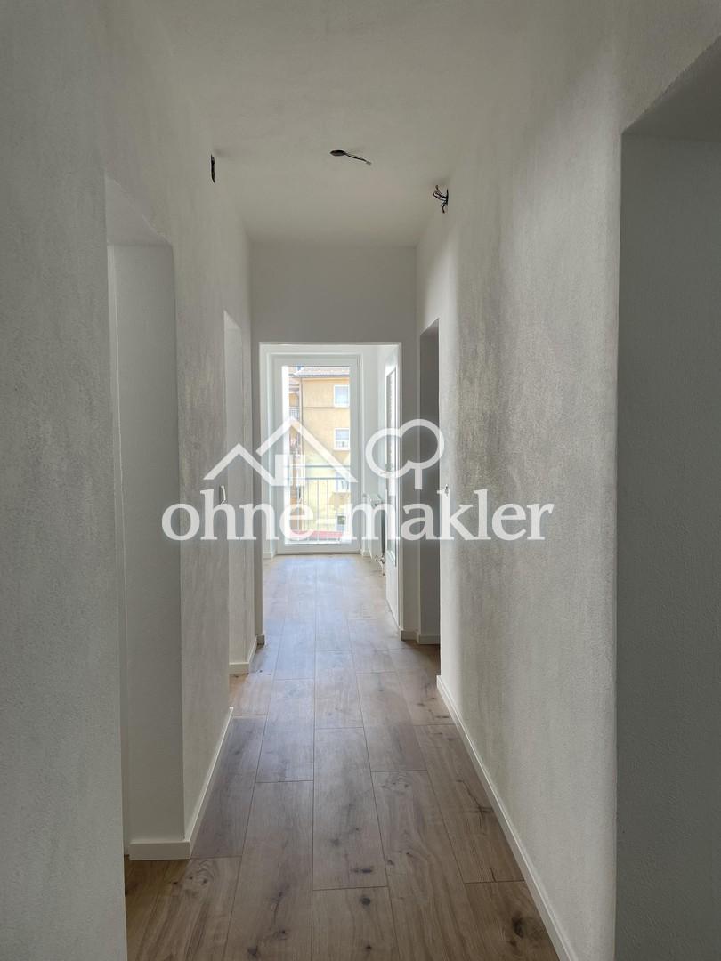 Flur mit Blick in die Küche