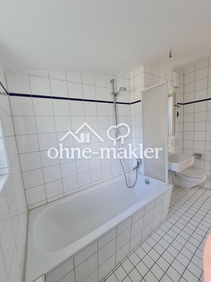 Badewanne mit Duschabtrennung 