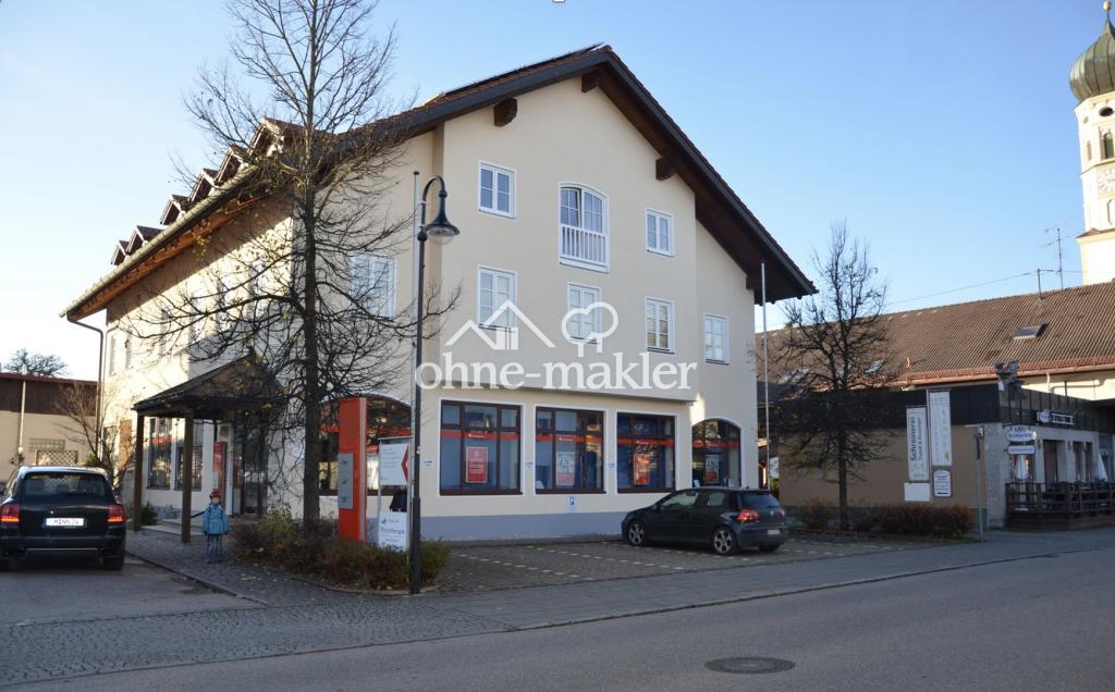 Außenansicht mit 5 Parkplätzen