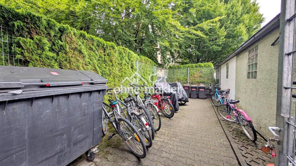 Müllcontainer und Abstellplatz