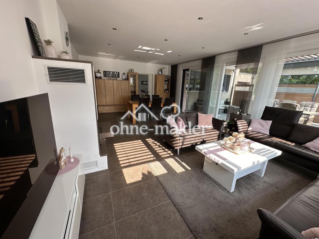 Wohnzimmer mit Kamin EG