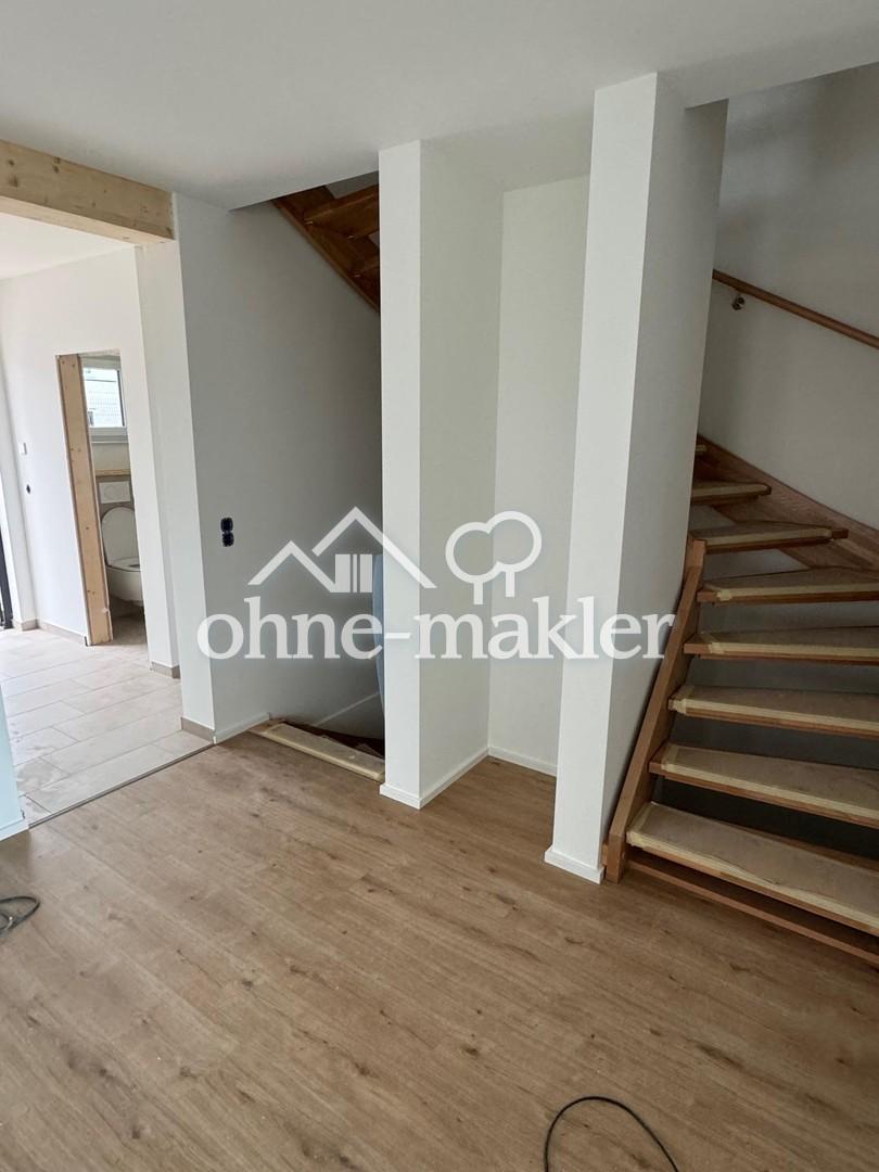 Eingang mit Holztreppe
