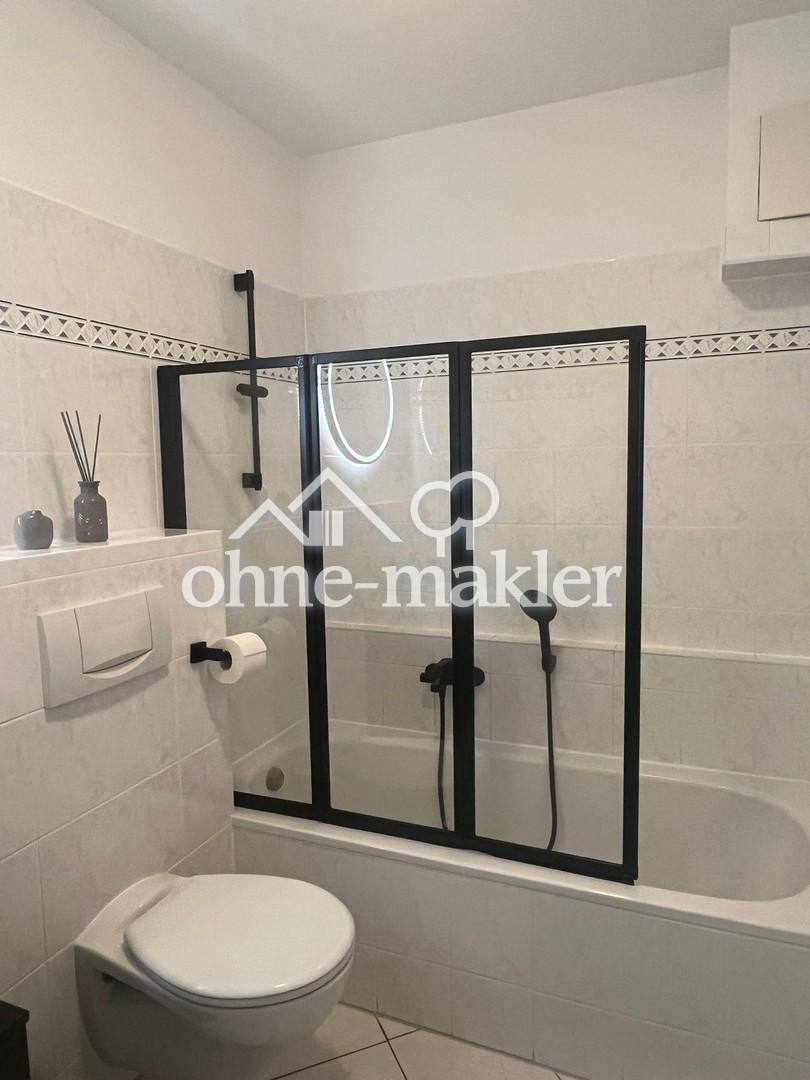 Badewanne mit Duschwand