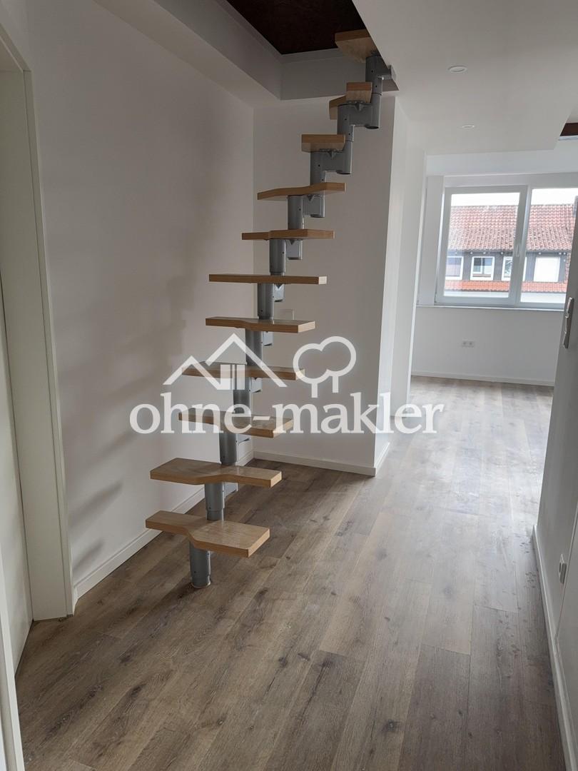 Eingang / Treppe z. Dachboden