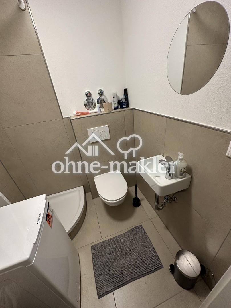 Toilette mit Waschbecken