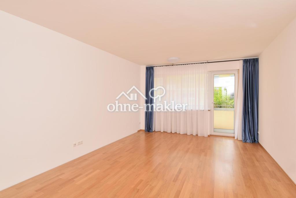 Wohnzimmer mit Balkon