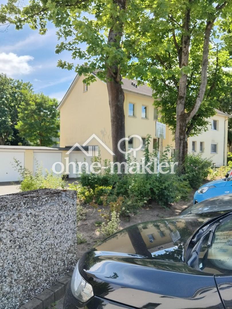 Blick auf Garagenhof u. Haus
