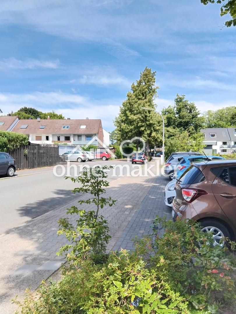 Straße und Parkplätze am Haus