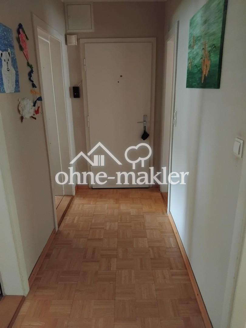 Wohnungstür u. Flur v. innen