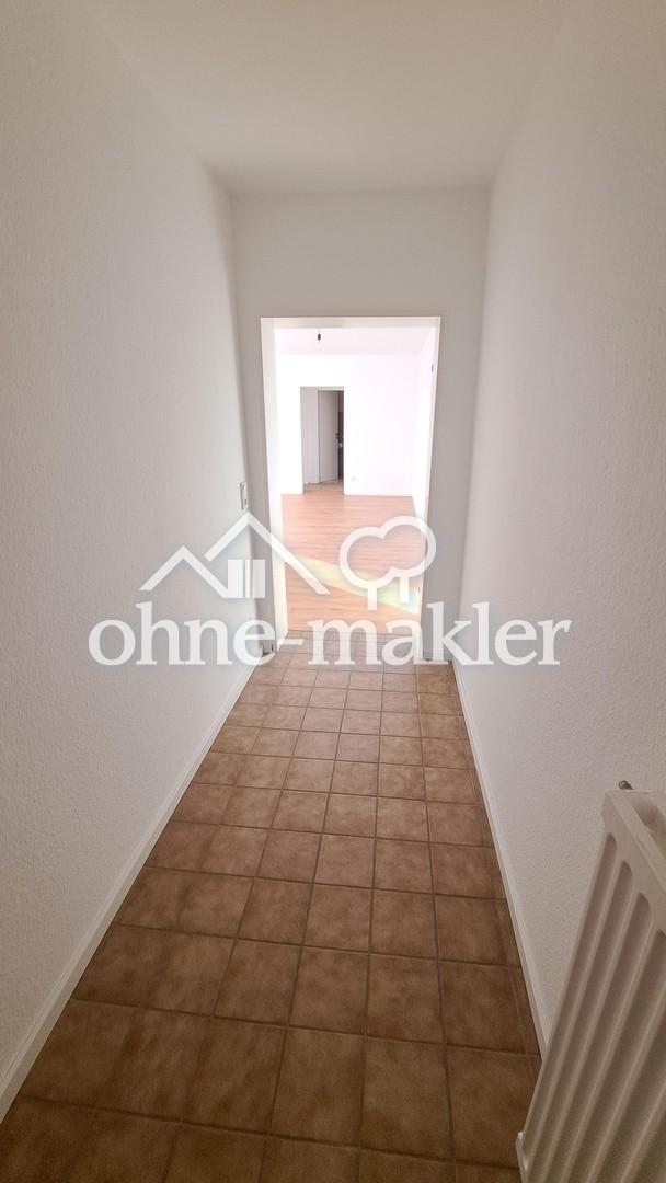 Diele mit Blick ins Wohnzimmer
