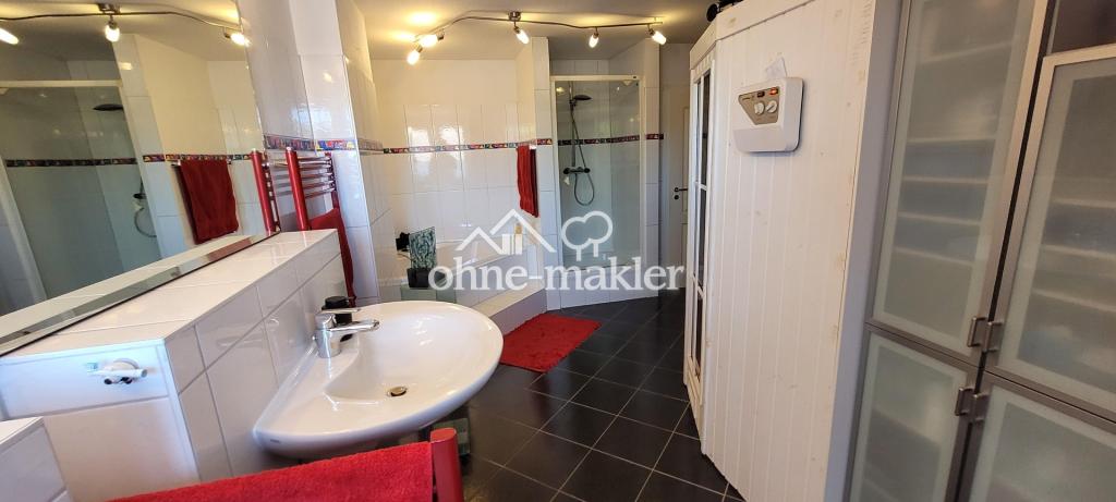 Bad mit Dusche und Badewanne