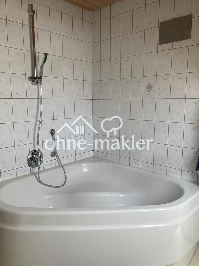 großzügige Eckbadewanne 