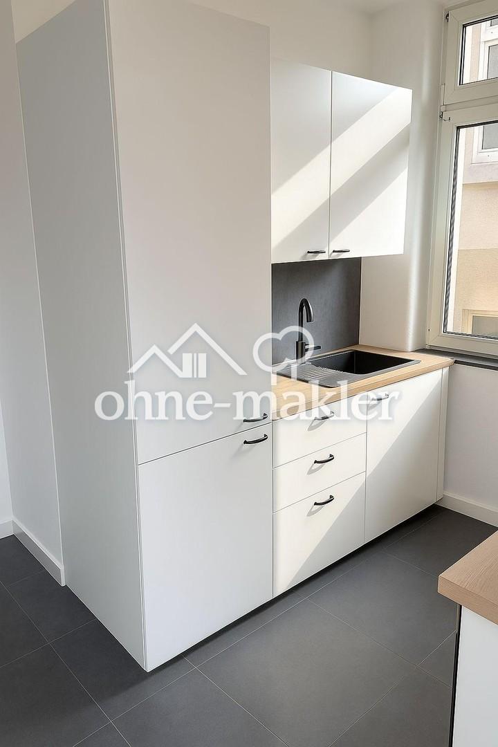 Küche mit Einbaukühlschrank