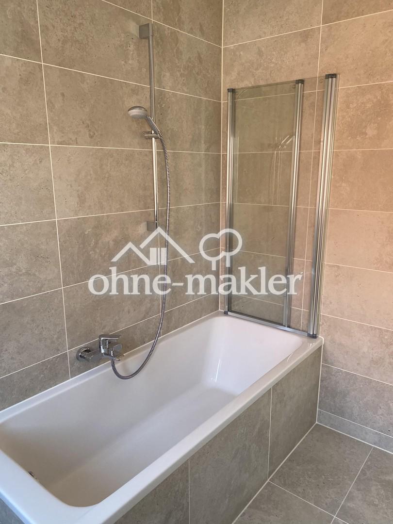 Badewanne mit Glastrennwand