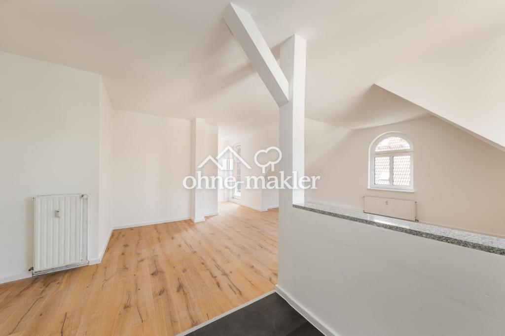 Wohnzimmer mit offener Küche