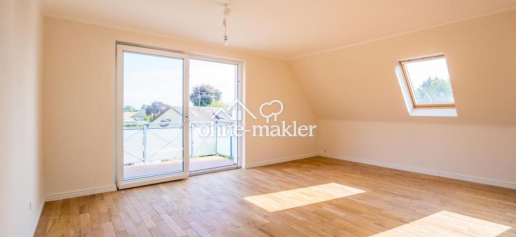 Wohnzimmer mit Balkon
