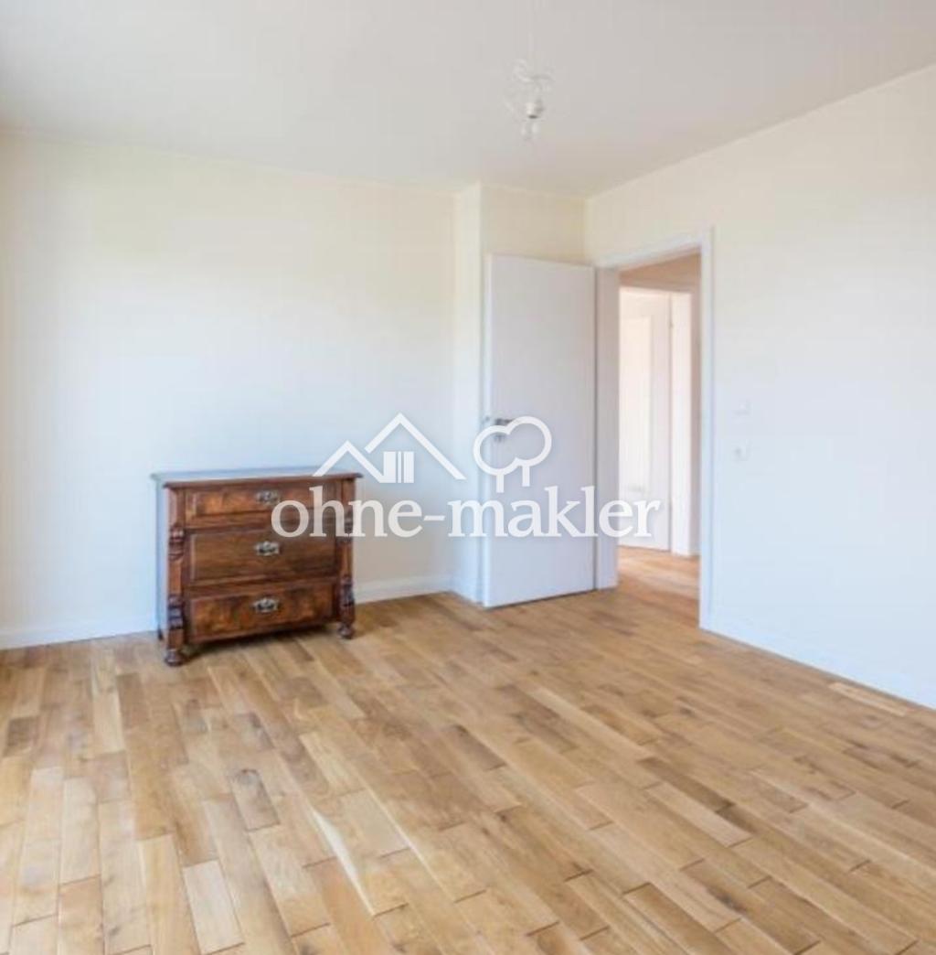 Schlafzimmer zum Balkon