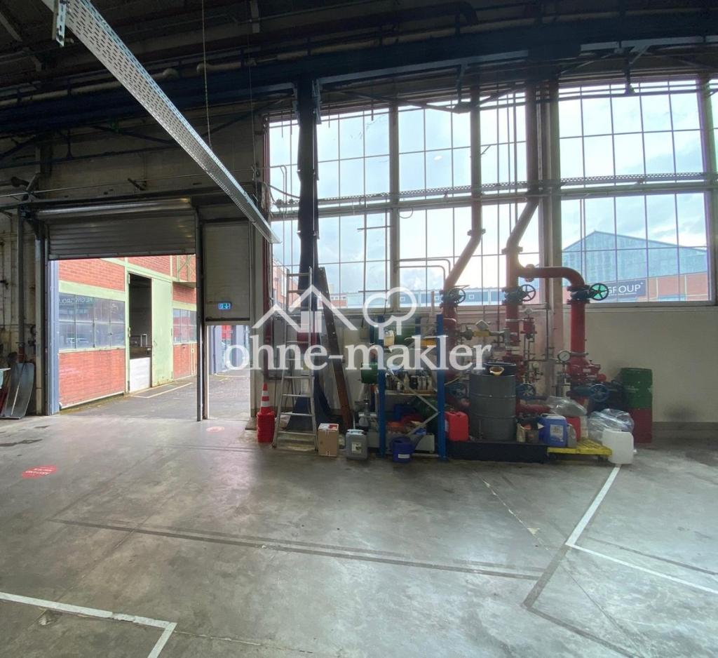 Eingang mit Rolltor