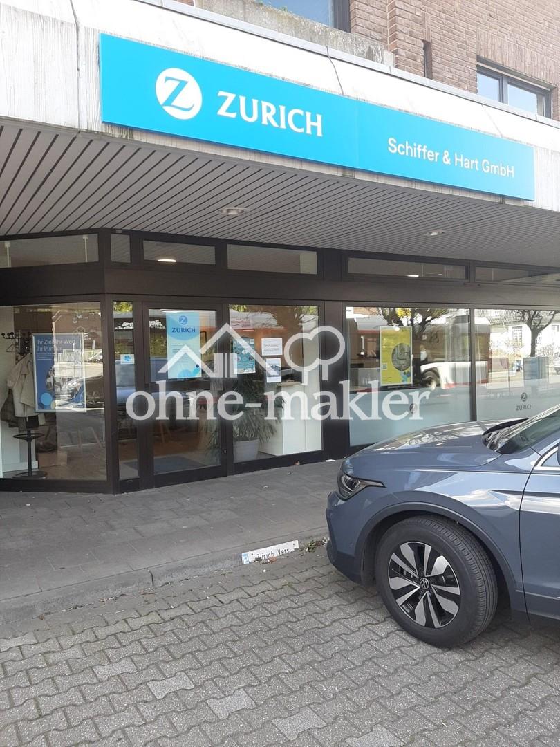 Außenansicht mit Parkplatz