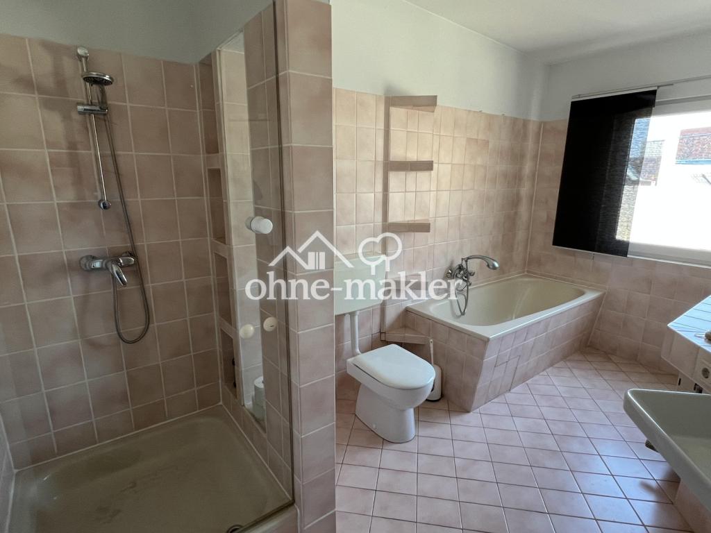 Bad mit Dusche und Wanne