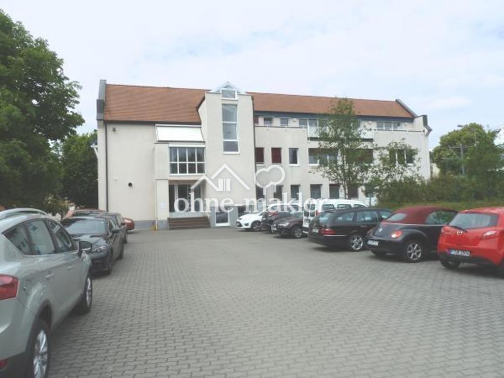 Parkplatz + Ansicht Süd-Ost
