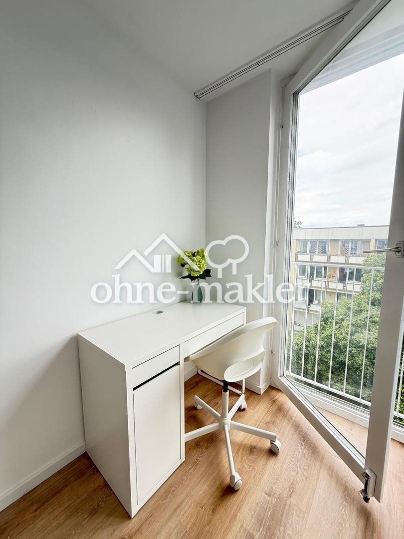 Arbeitsplatz neben Balkon