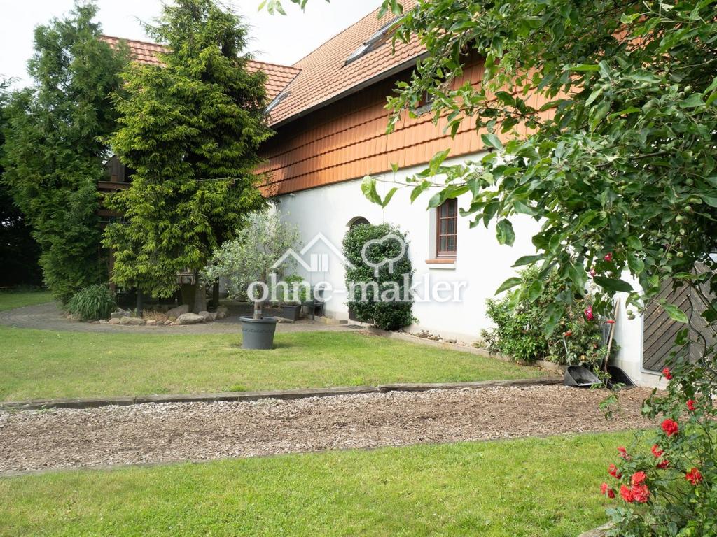 Garten mit Rindenmulchweg 