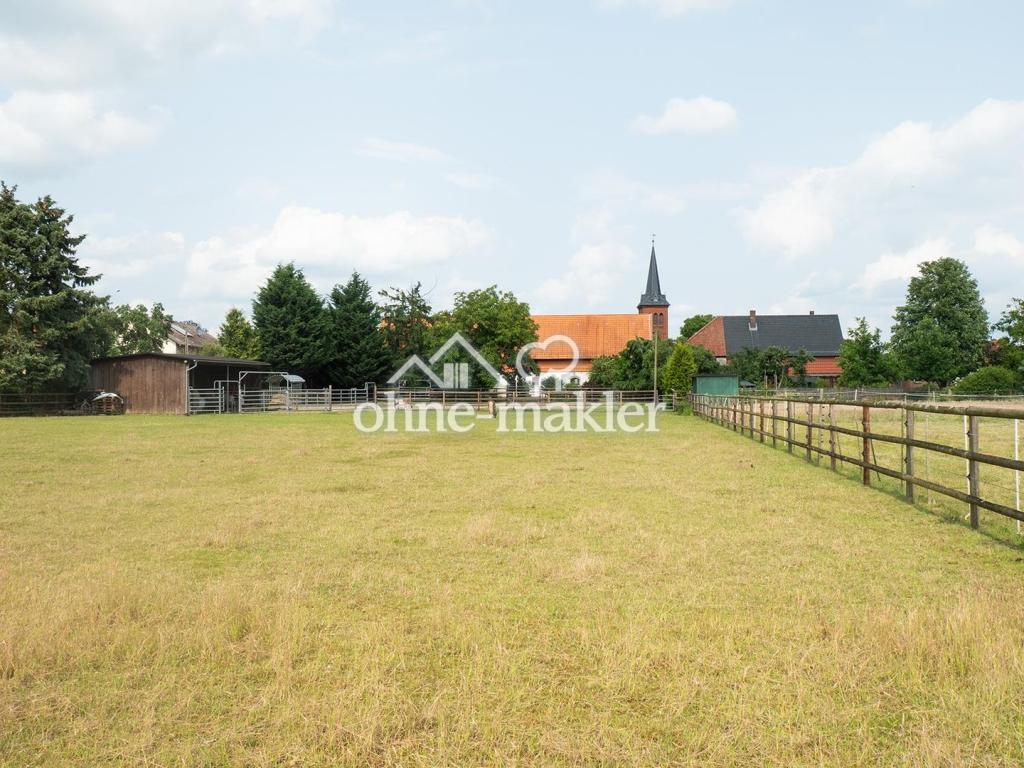 Weide mit Sicht auf Hof