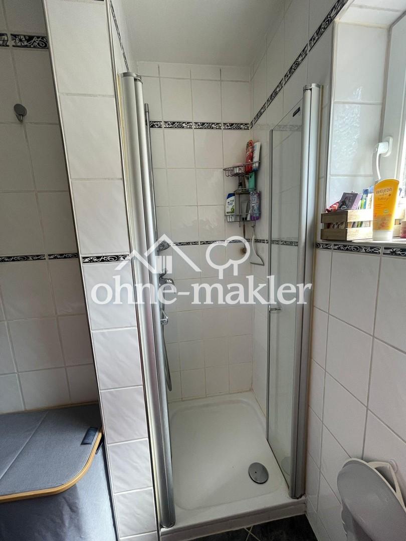 Dusche mit Glastür