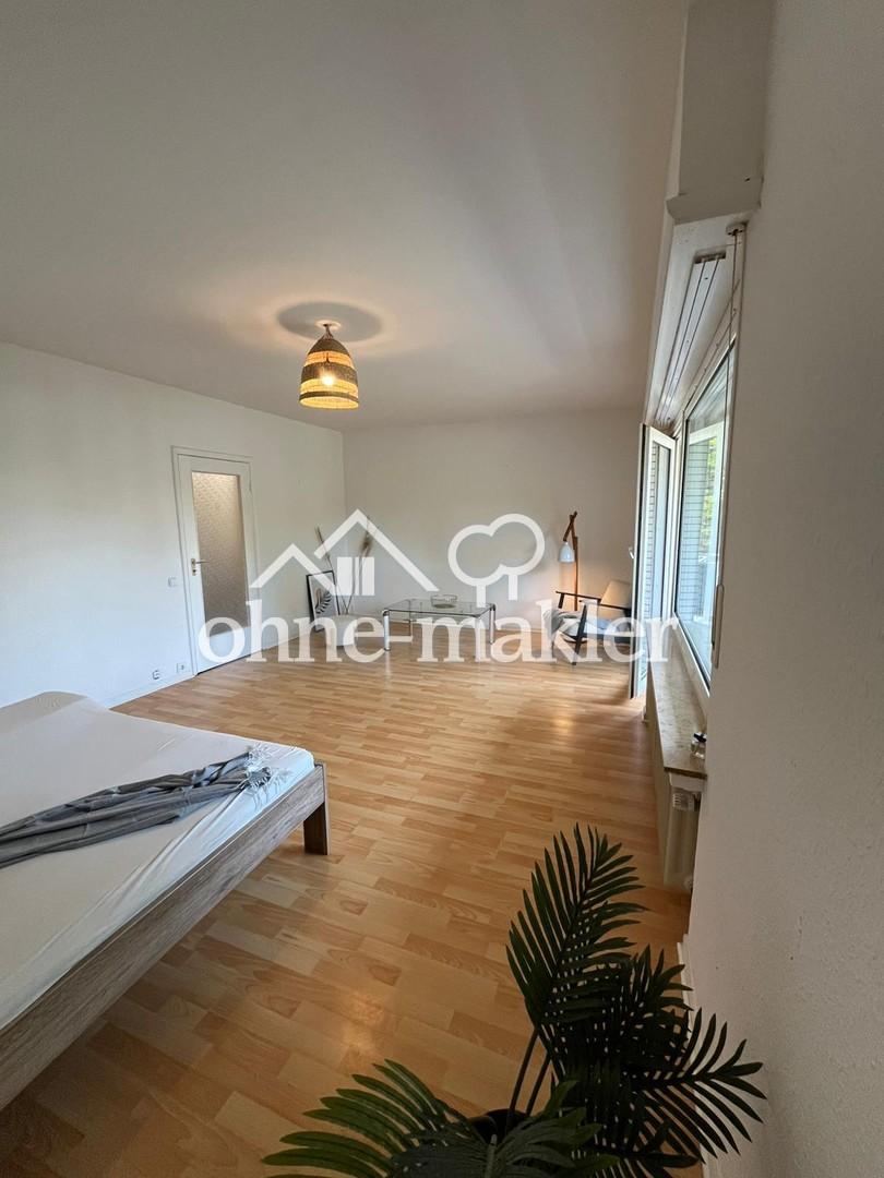 großes Wohn-/Schlafzimmer