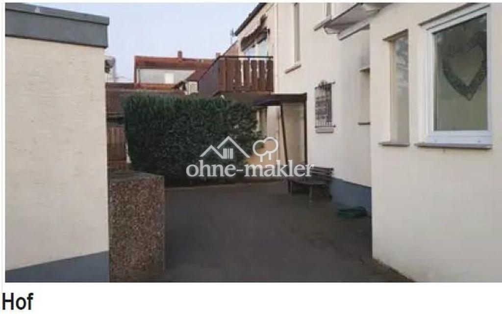 Hof mit Teilansicht Garage