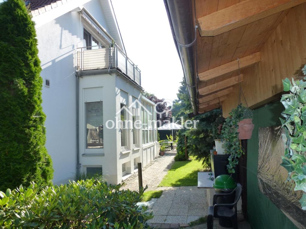 Haus rechte Seite u. Garage
