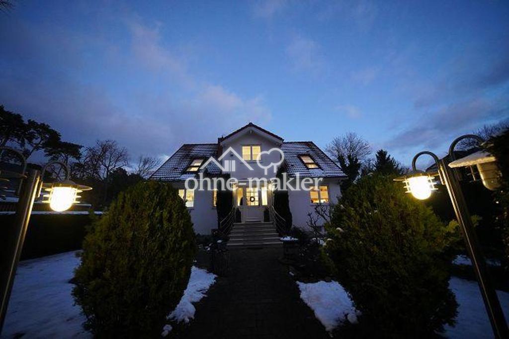 Haus im Winter bei Nacht