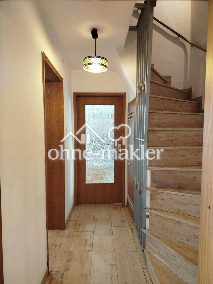 Flur EG Treppe zum OG
