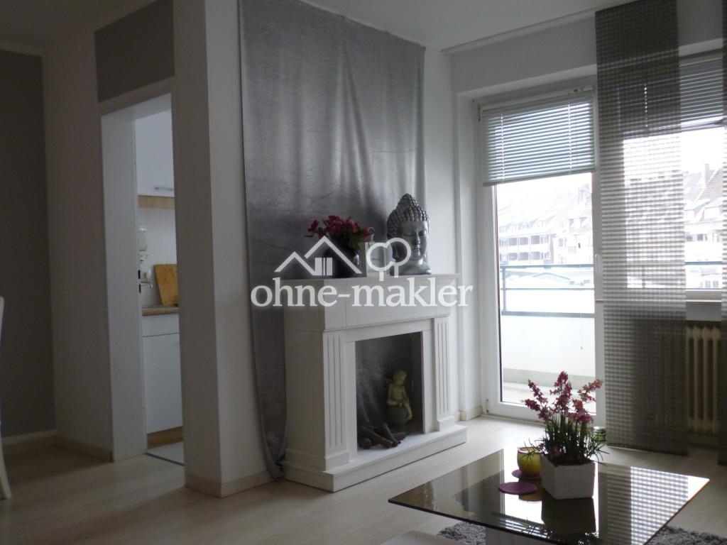 Wohnraum mit Augang zum Balkon