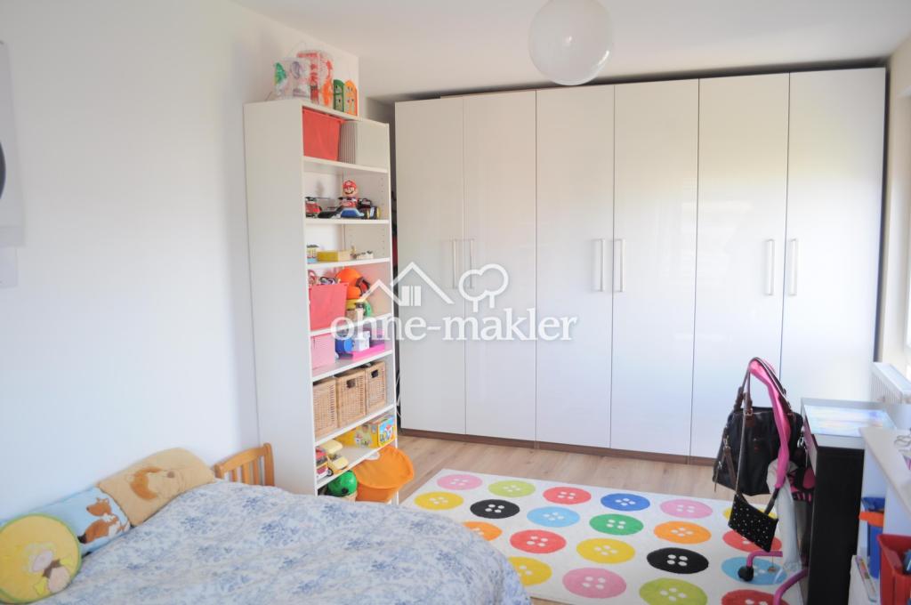 großes Schlafzimmer 13,5 qm