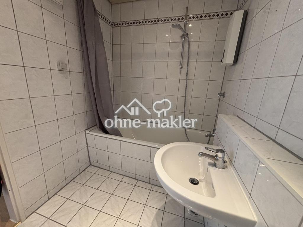 Bad mit Badewanne 