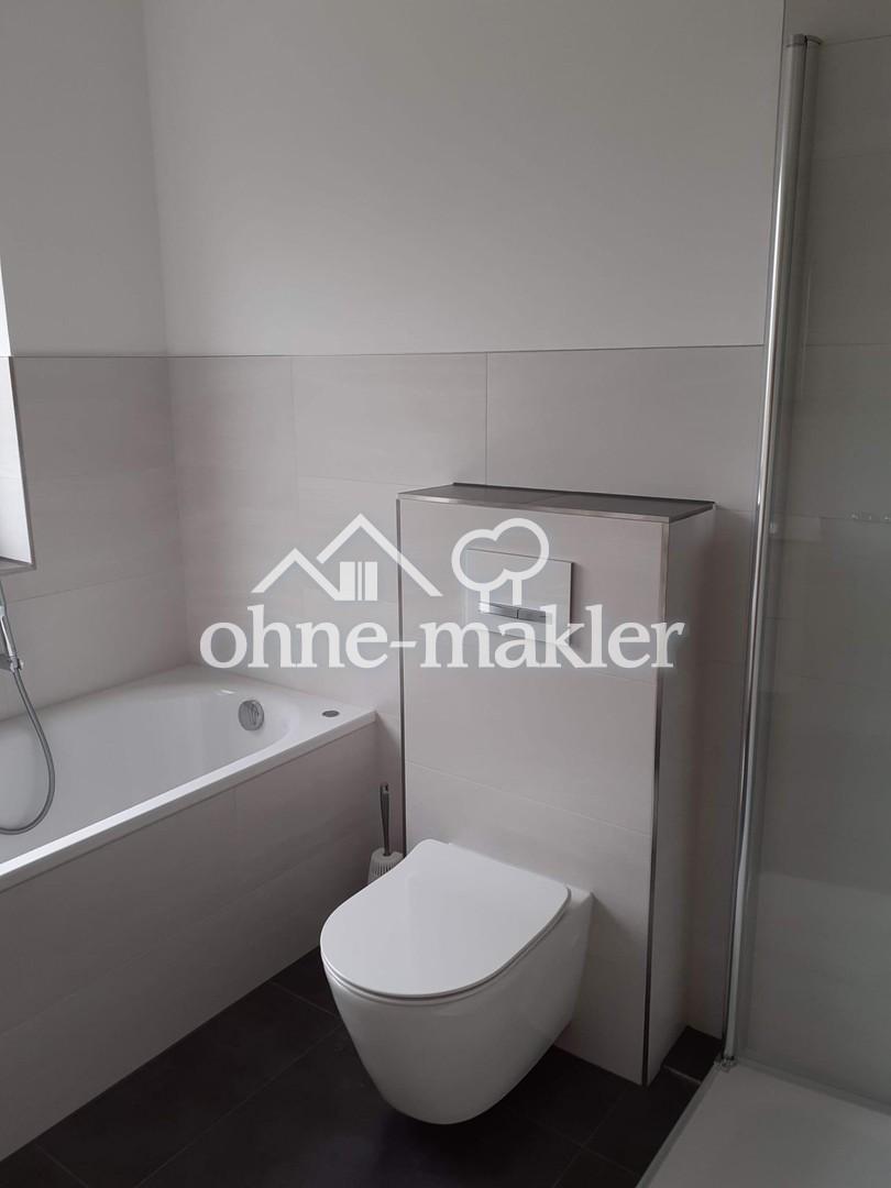 Bad mit Wanne und Duschkabine