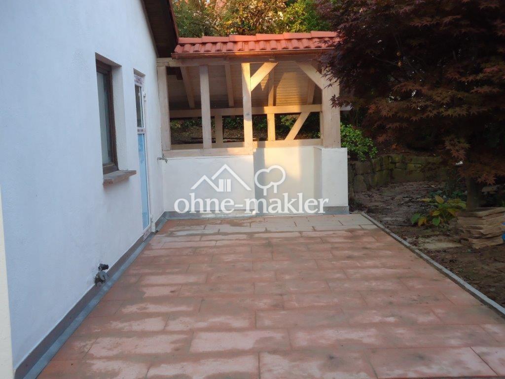 Platz neben Garage
