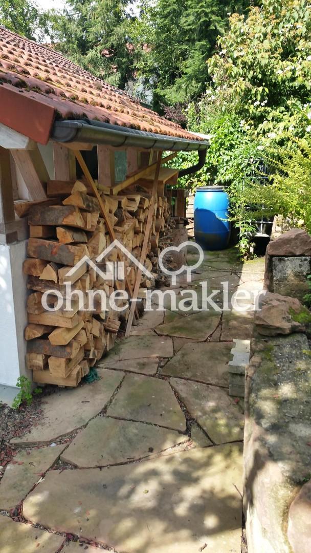 Hinter Garage Holzplatz