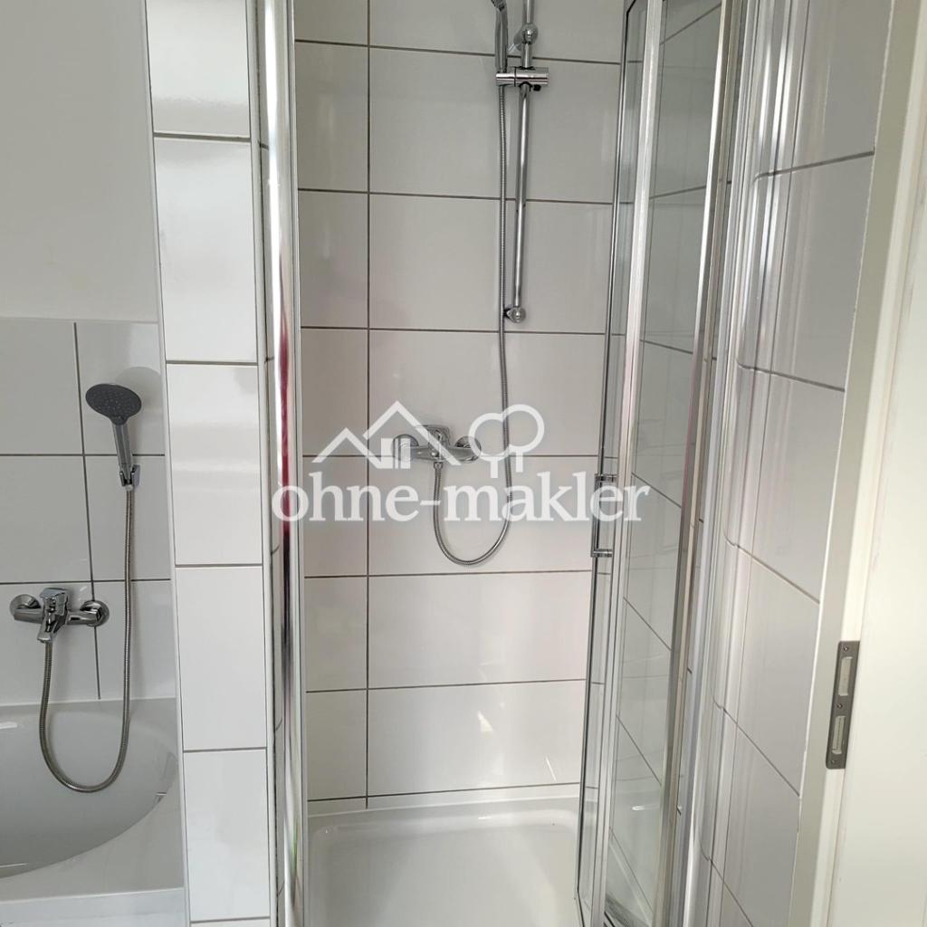 Bad mit Dusche und Badewanne