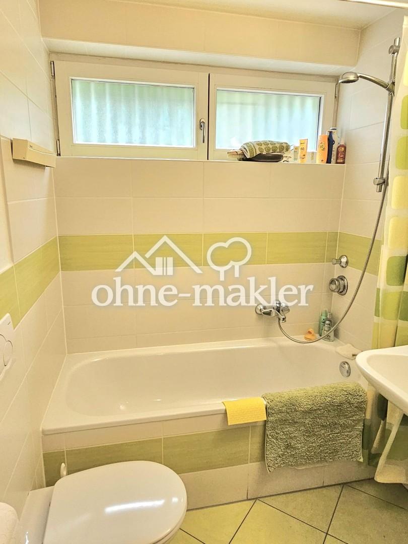 Bad mit Wanne und Fenster