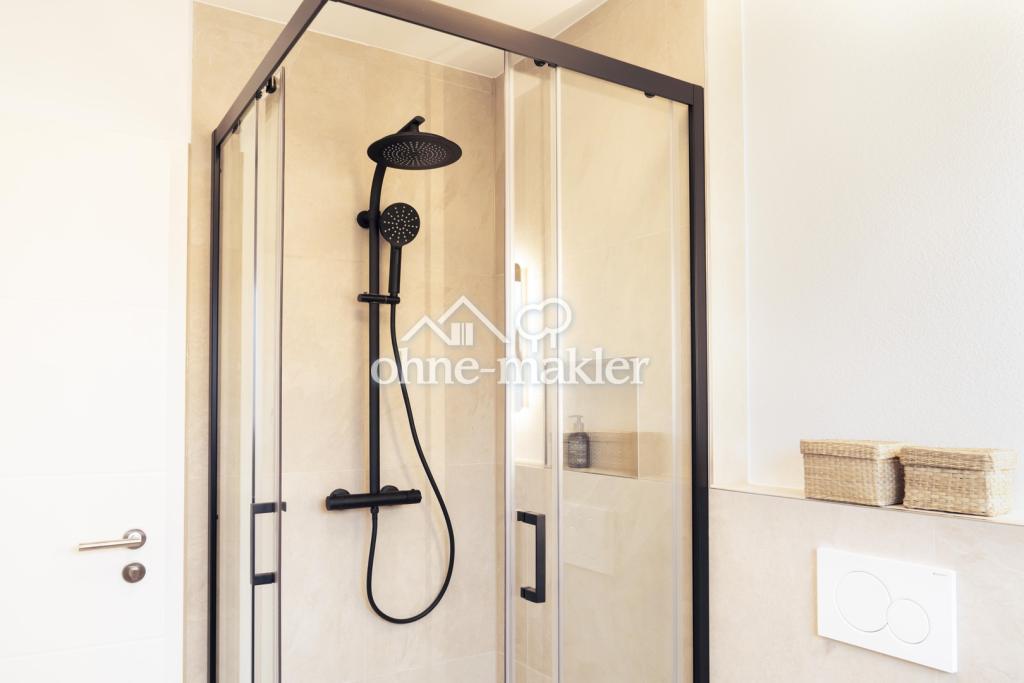 Dusche im Badezimmer